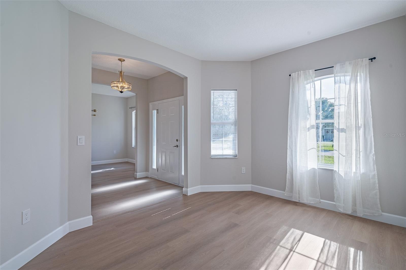 Image 17 of 54 For 32 Roxton Lane