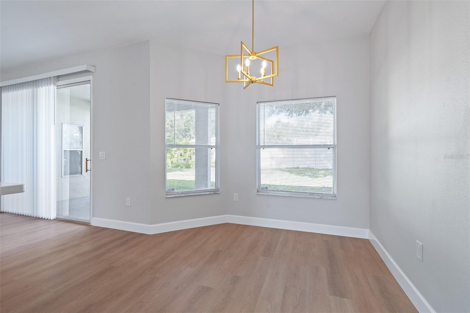 Image 20 of 54 For 32 Roxton Lane