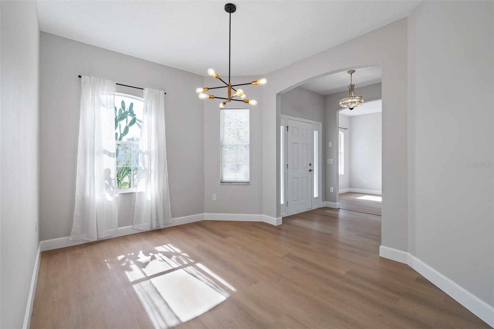 Image 21 of 54 For 32 Roxton Lane
