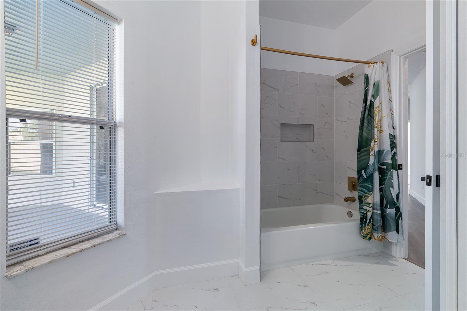 Image 40 of 54 For 32 Roxton Lane