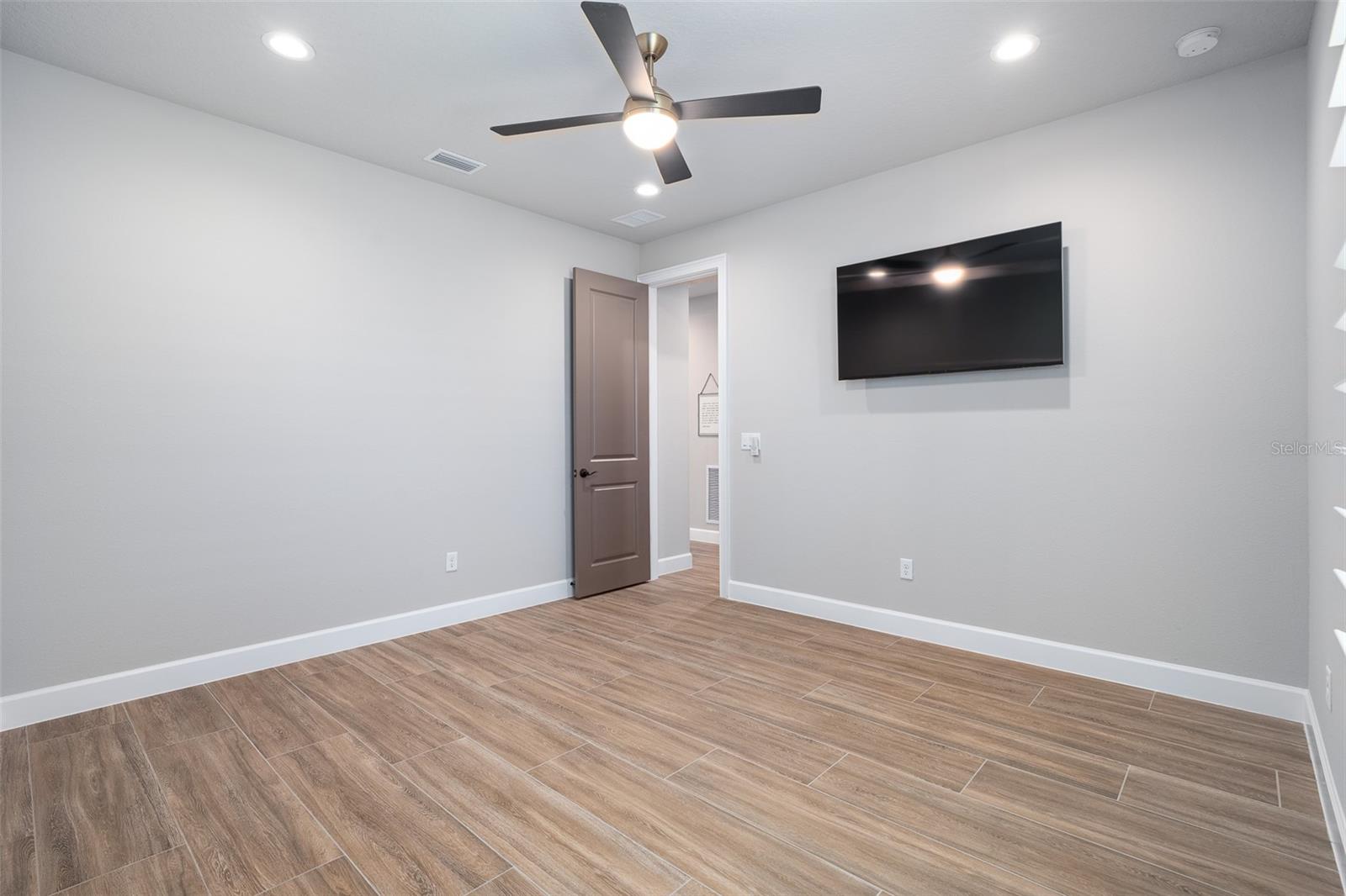 Image 39 of 90 For 264 Stirling Bridge Drive