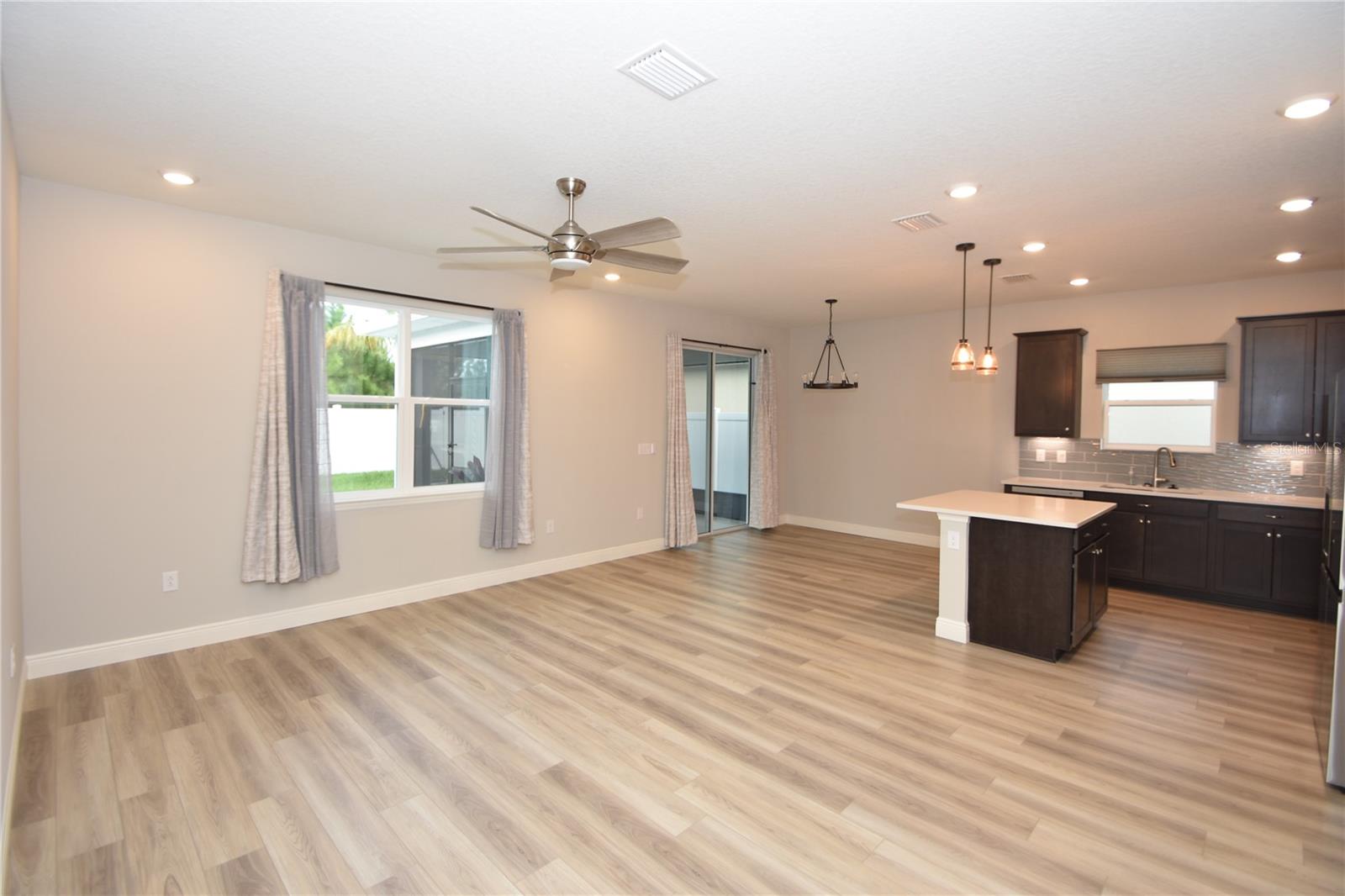 Image 5 of 34 For 20 Oakleaf Way