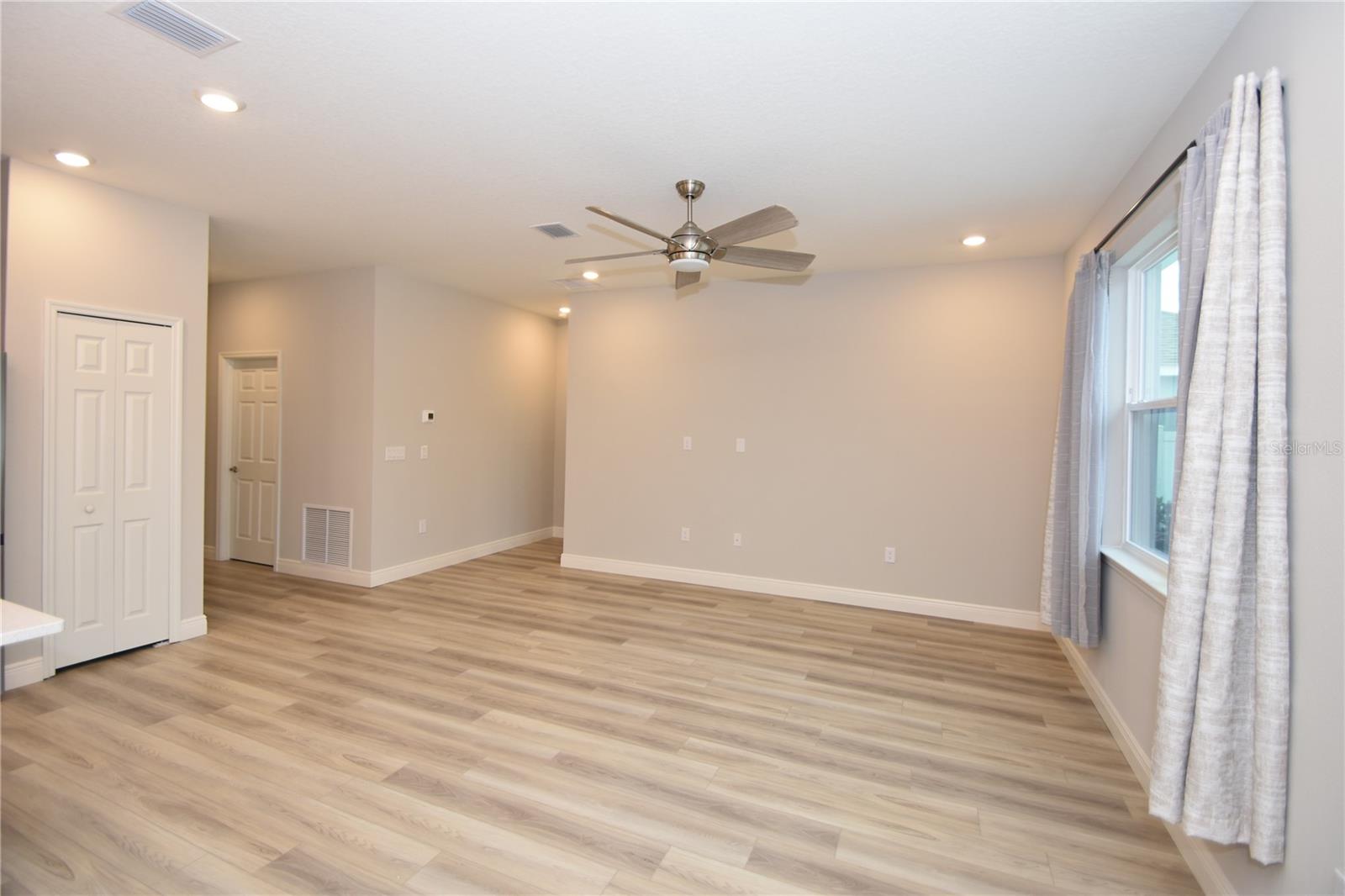 Image 6 of 34 For 20 Oakleaf Way
