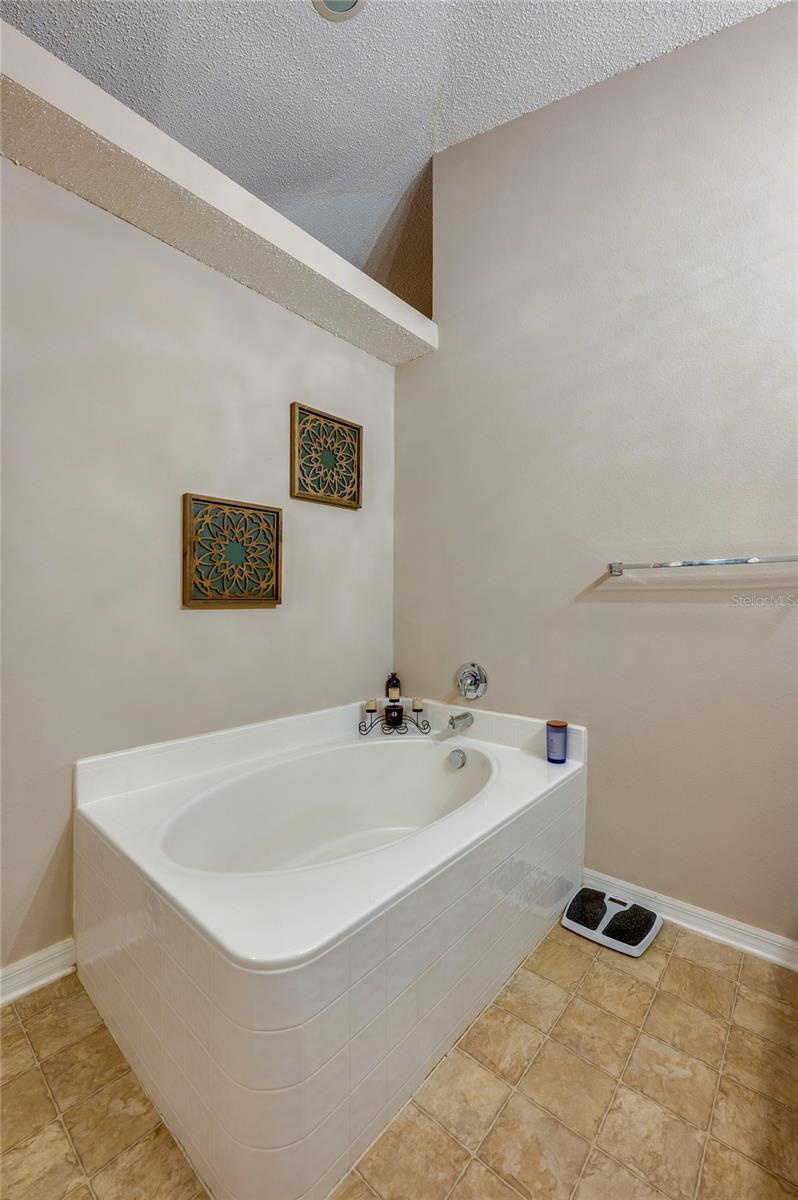 Image 31 of 38 For 11 Zircon Court
