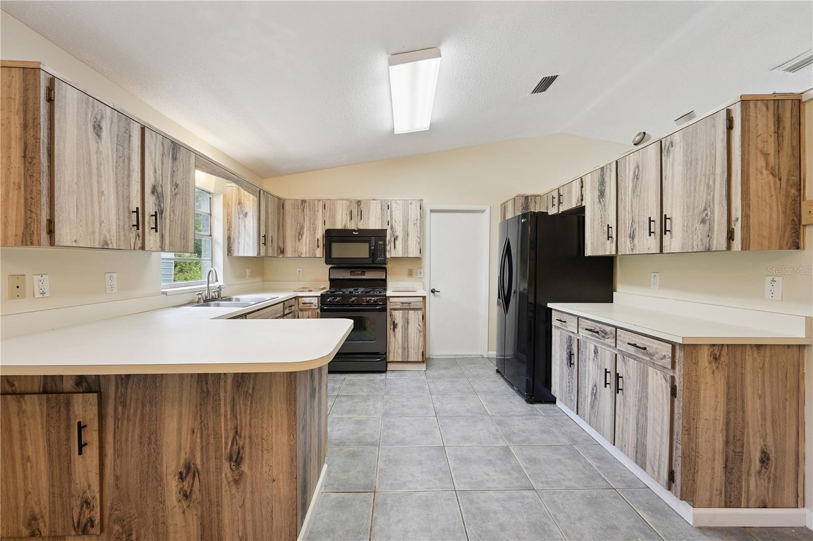 Image 12 of 47 For 2400 Joyce Street