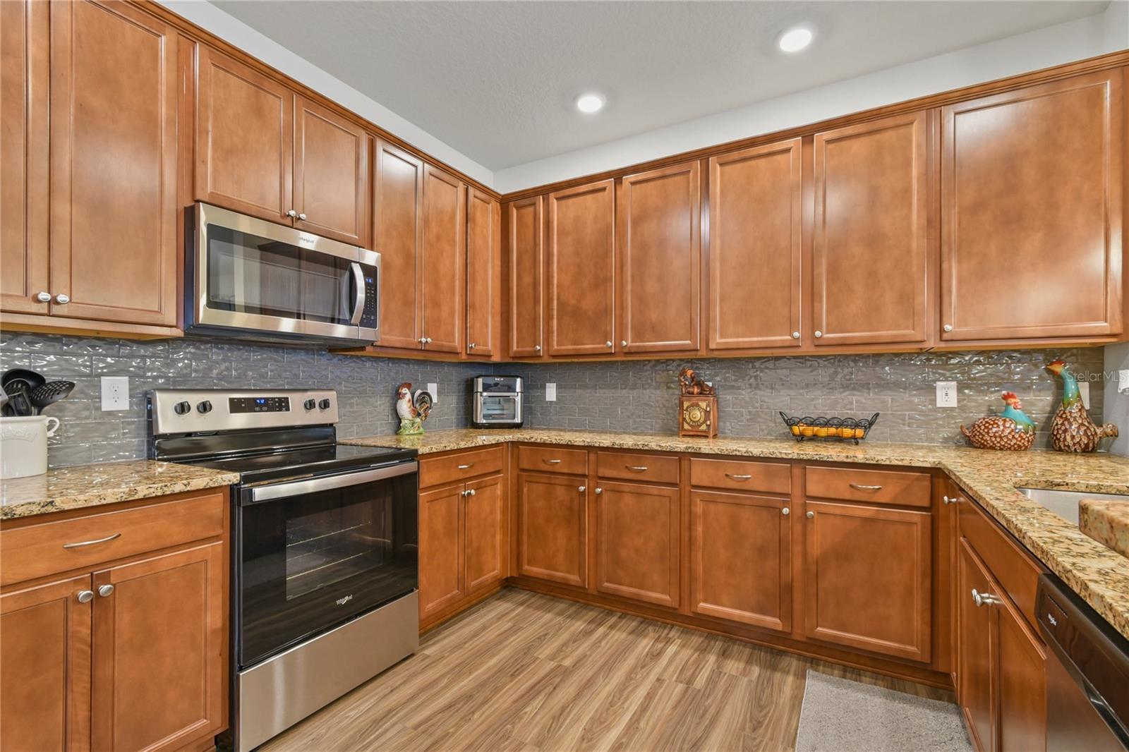 Image 31 of 53 For 18 Oakleaf Way
