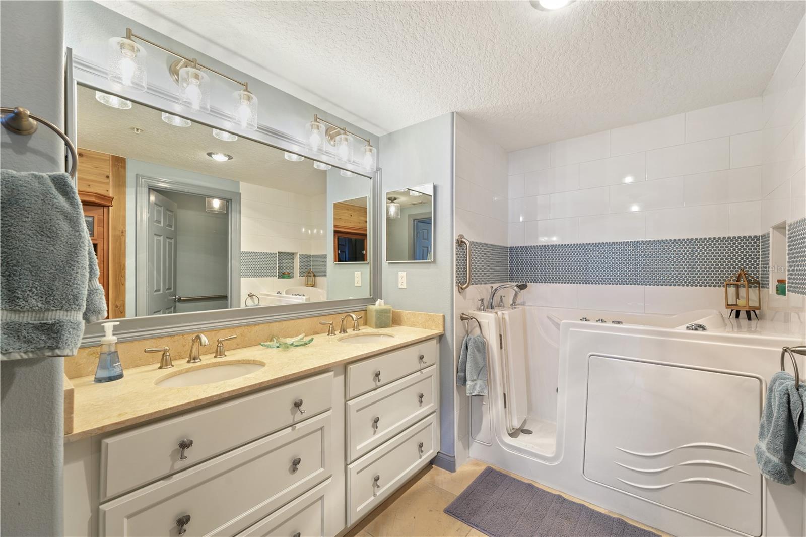 Image 10 of 77 For 60 Surfview Drive 706