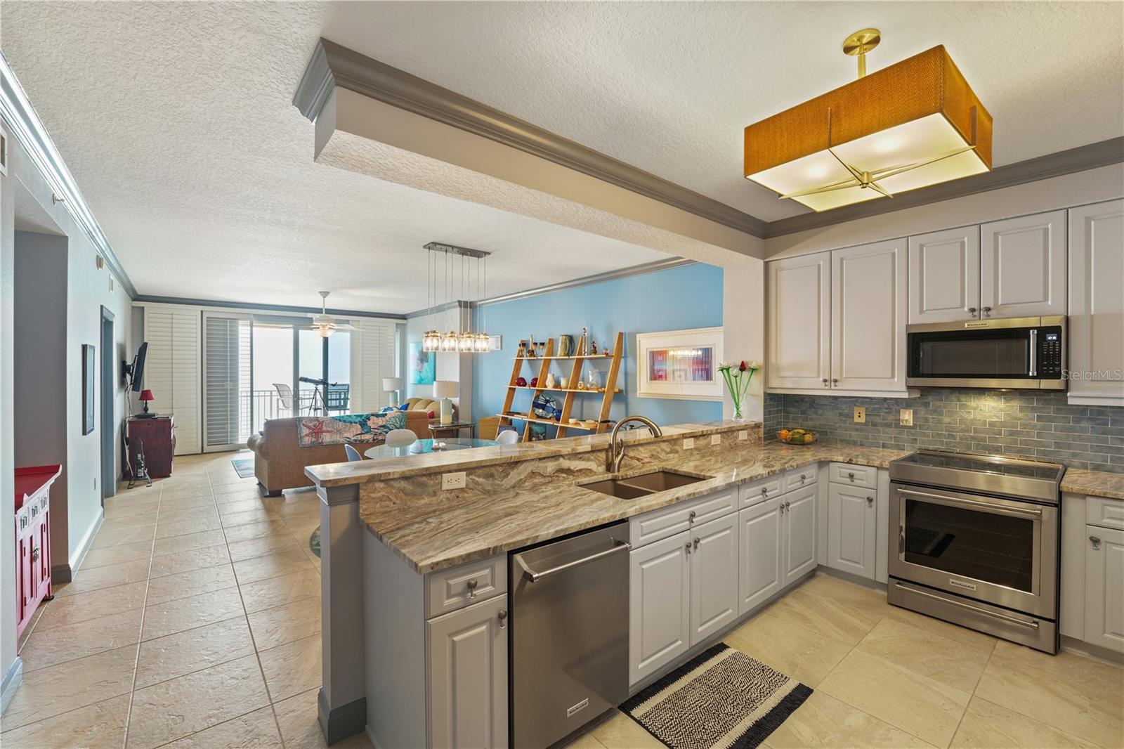 Image 5 of 77 For 60 Surfview Drive 706