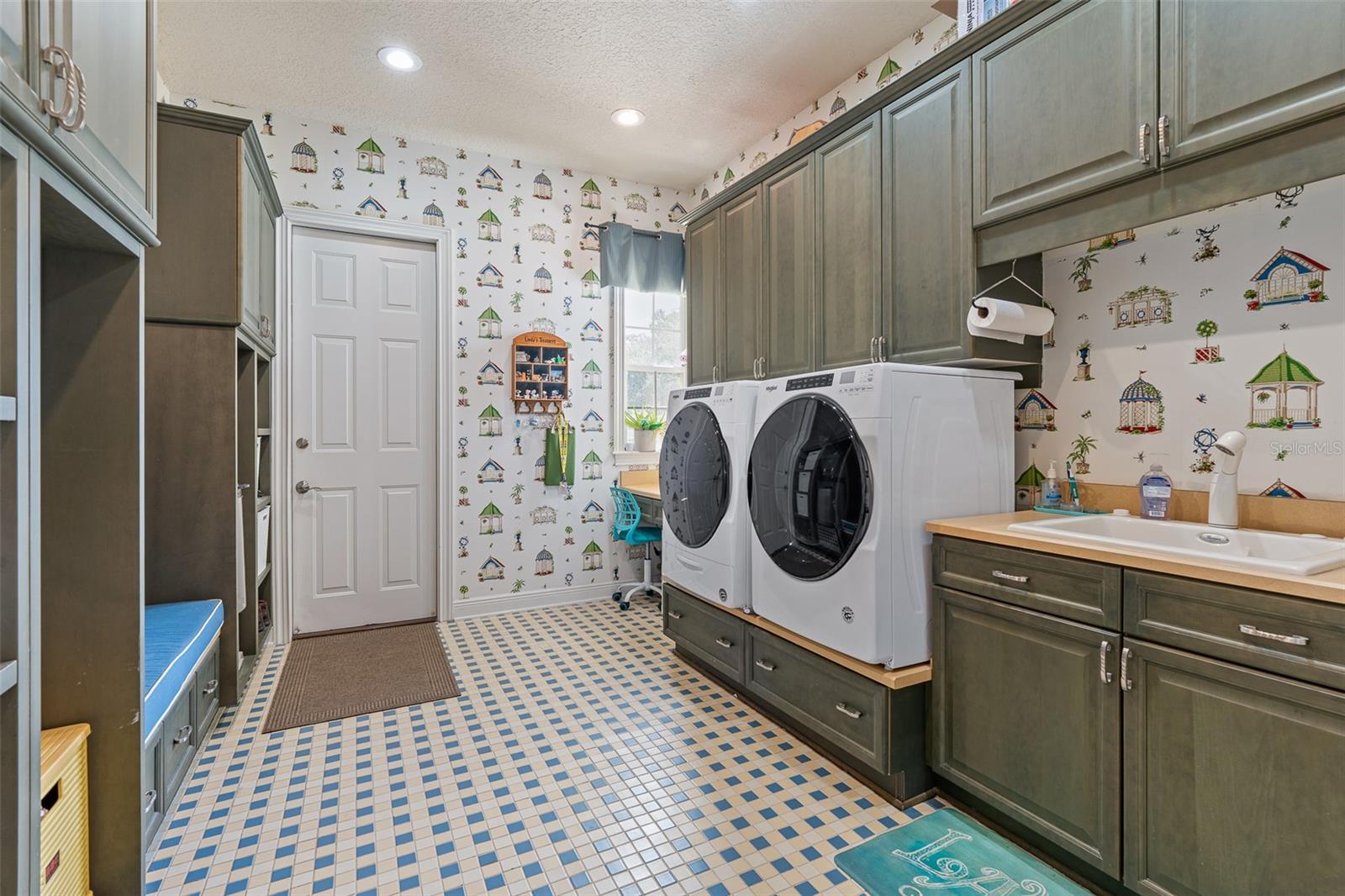 Image 22 of 51 For 2045 Crown Drive
