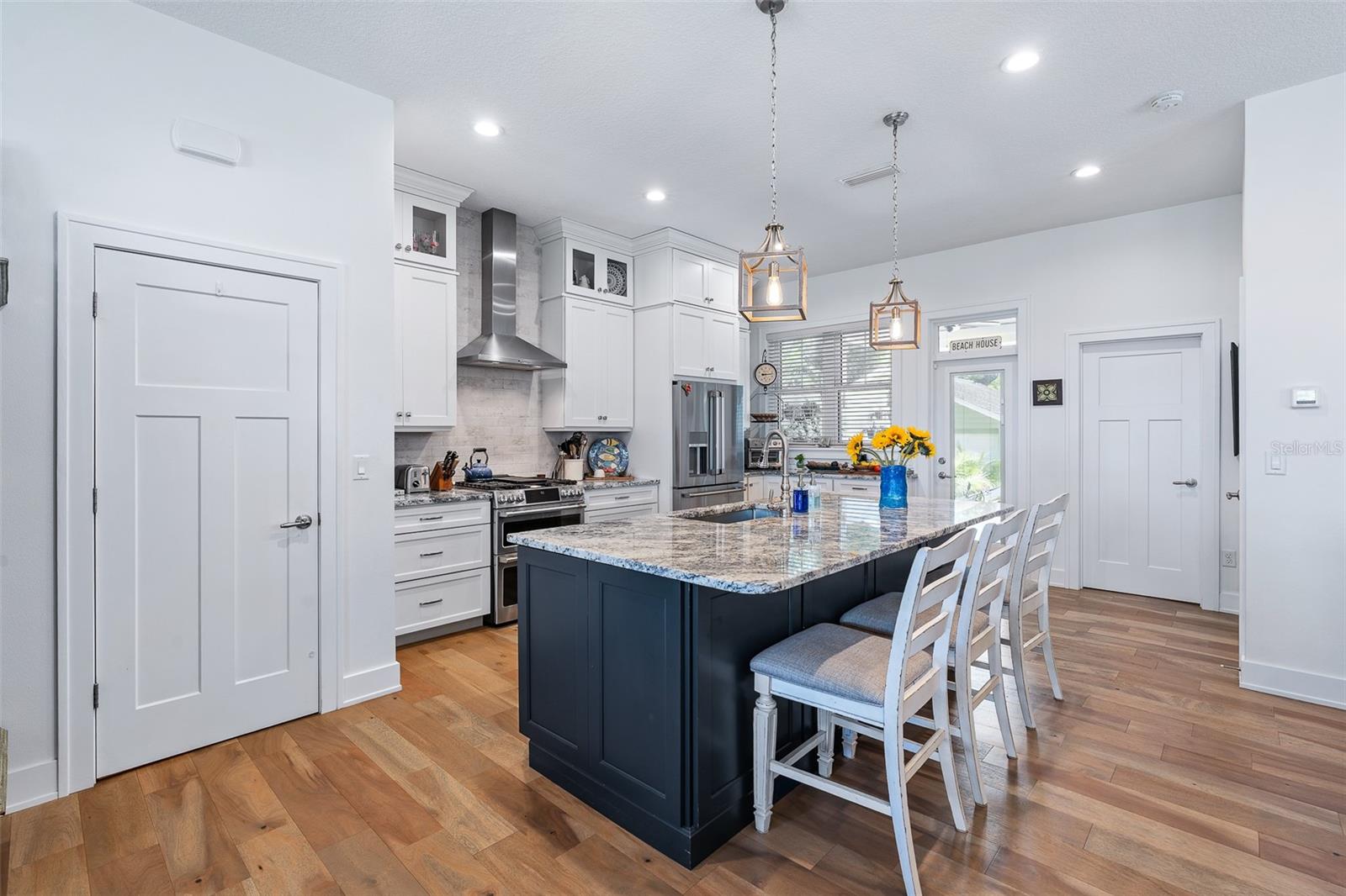Listing photo id 10 for 1318 Riverside Drive
