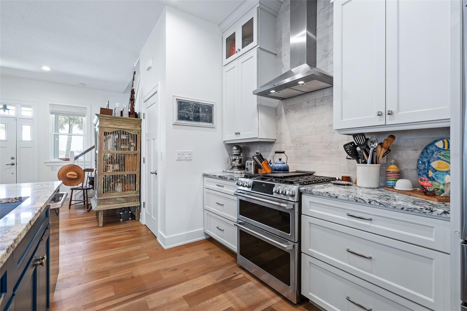Listing photo id 12 for 1318 Riverside Drive