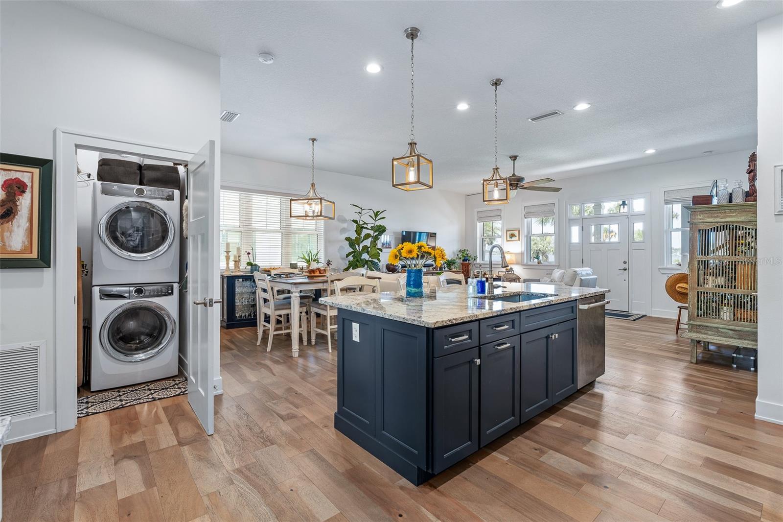 Listing photo id 13 for 1318 Riverside Drive
