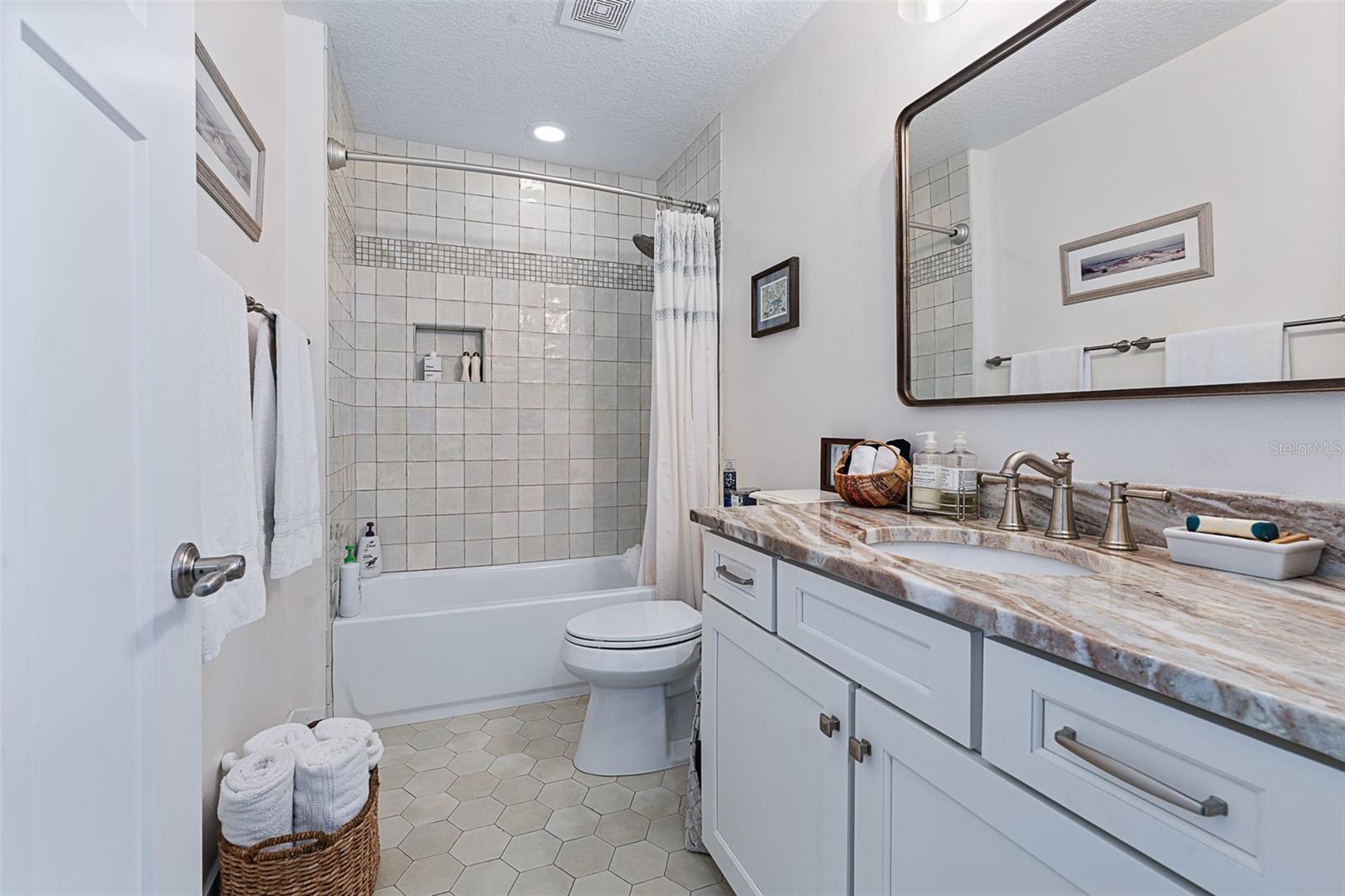 Listing photo id 25 for 1318 Riverside Drive