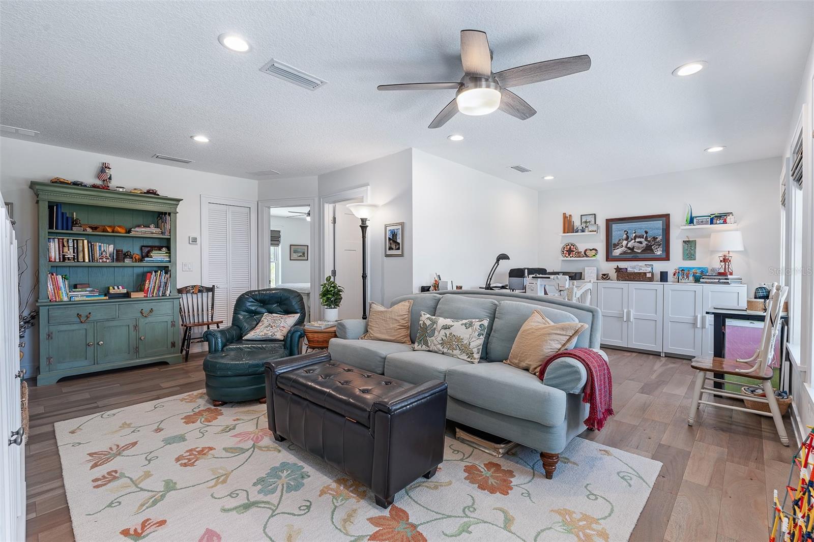 Listing photo id 27 for 1318 Riverside Drive