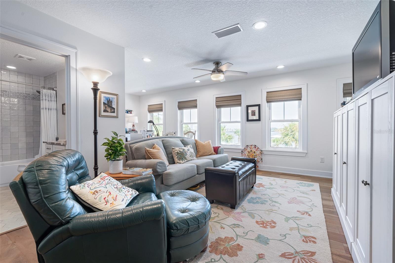 Listing photo id 28 for 1318 Riverside Drive