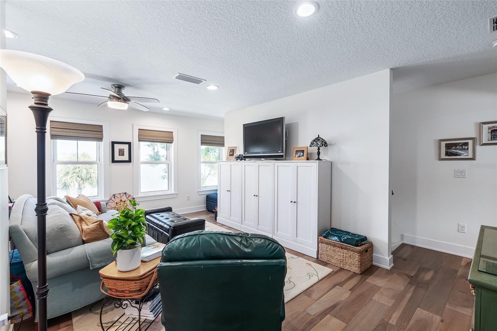 Listing photo id 29 for 1318 Riverside Drive