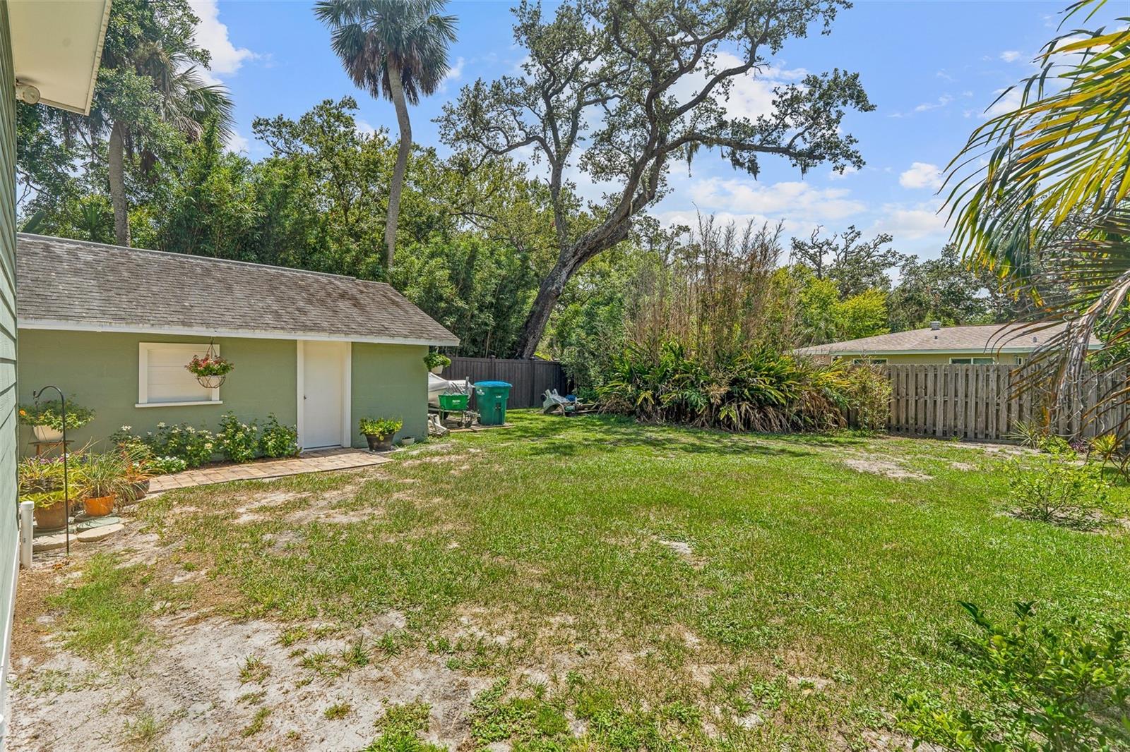 Listing photo id 34 for 1318 Riverside Drive