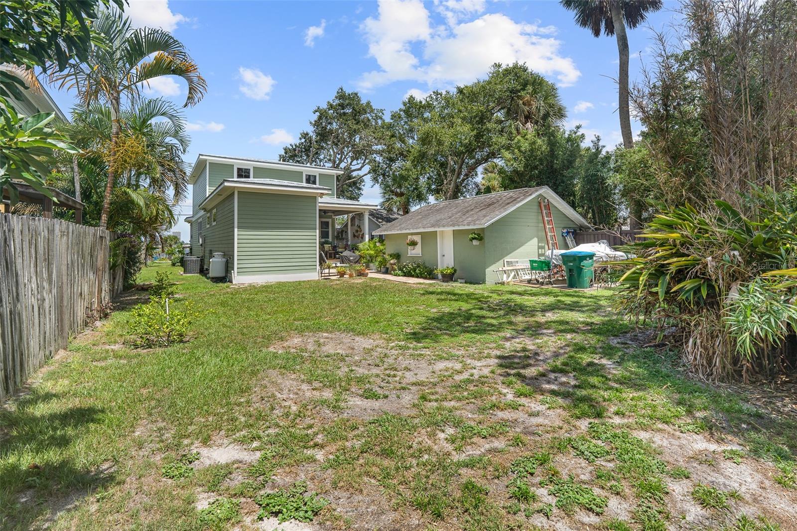Listing photo id 35 for 1318 Riverside Drive