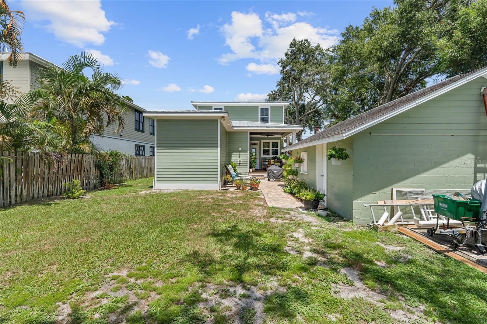 Listing photo id 36 for 1318 Riverside Drive
