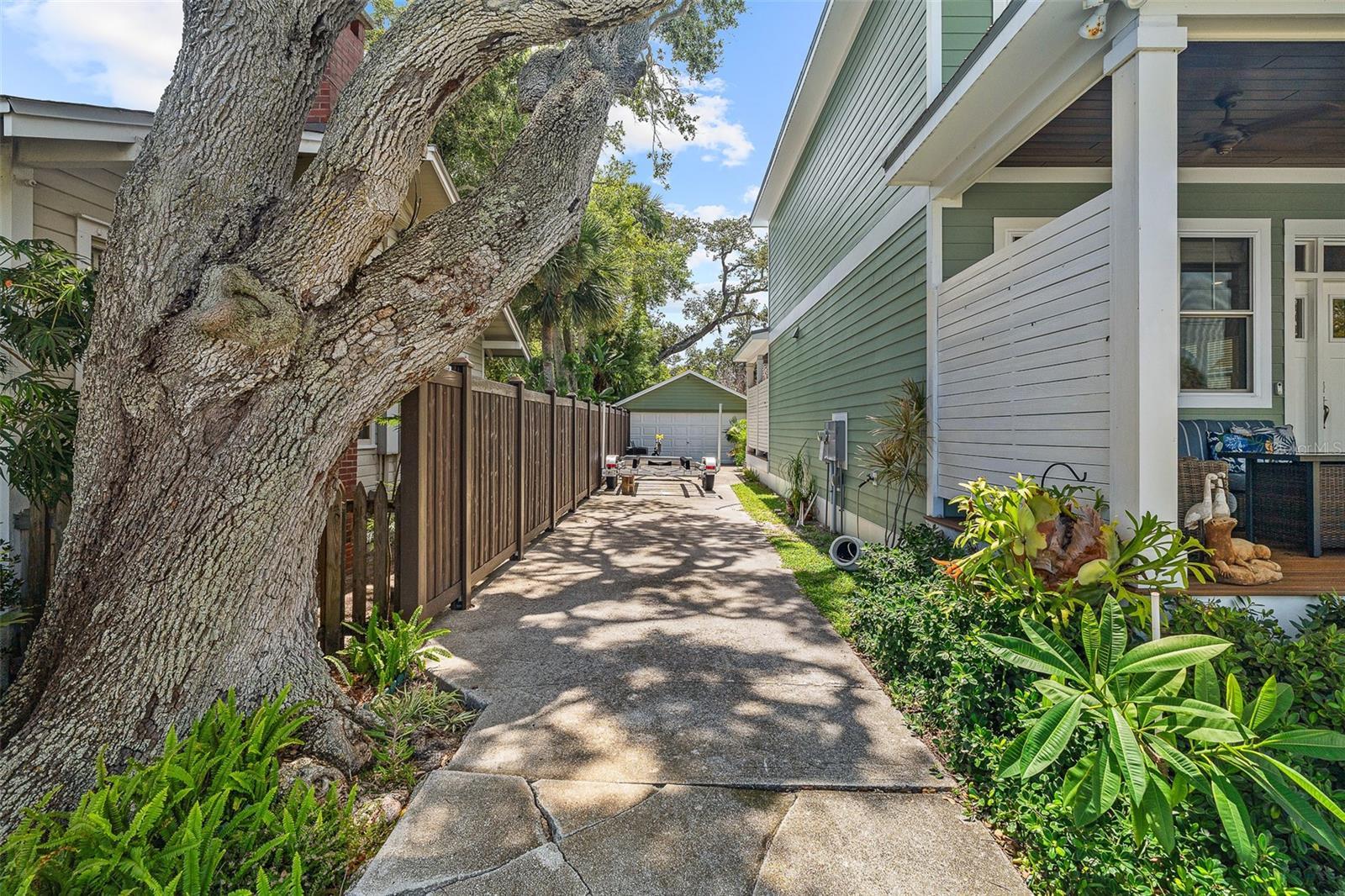 Listing photo id 37 for 1318 Riverside Drive
