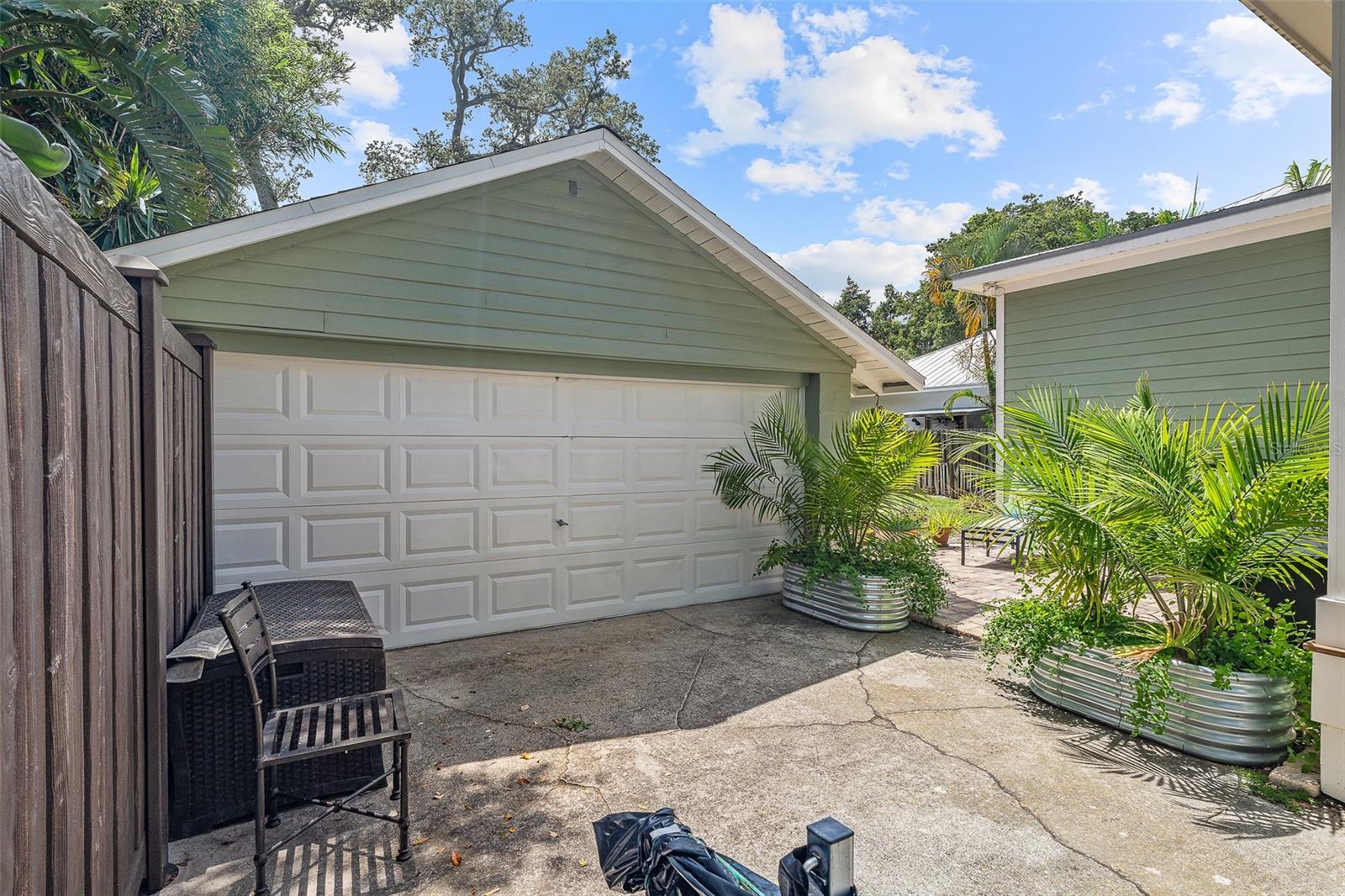 Listing photo id 38 for 1318 Riverside Drive
