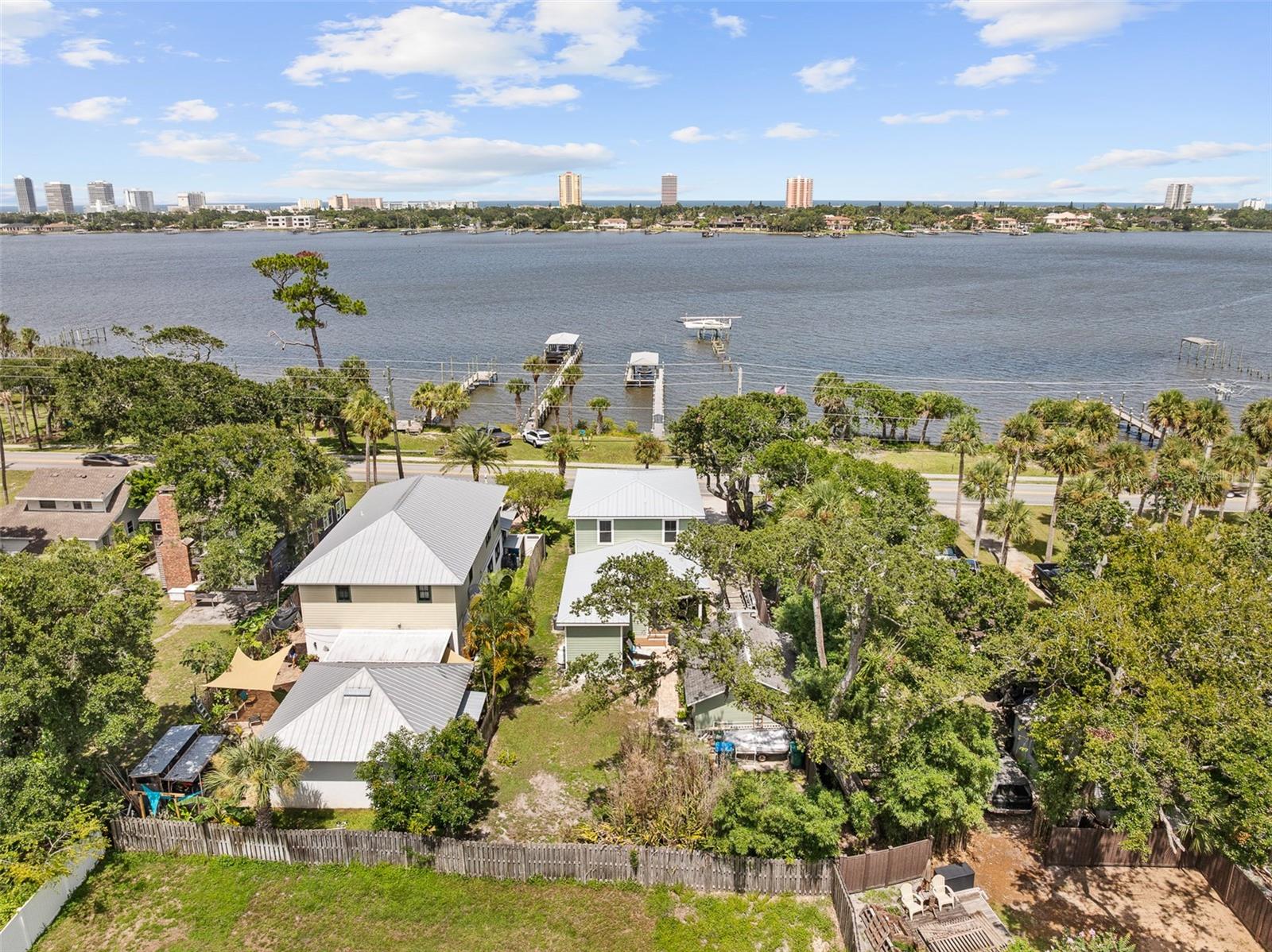 Listing photo id 41 for 1318 Riverside Drive