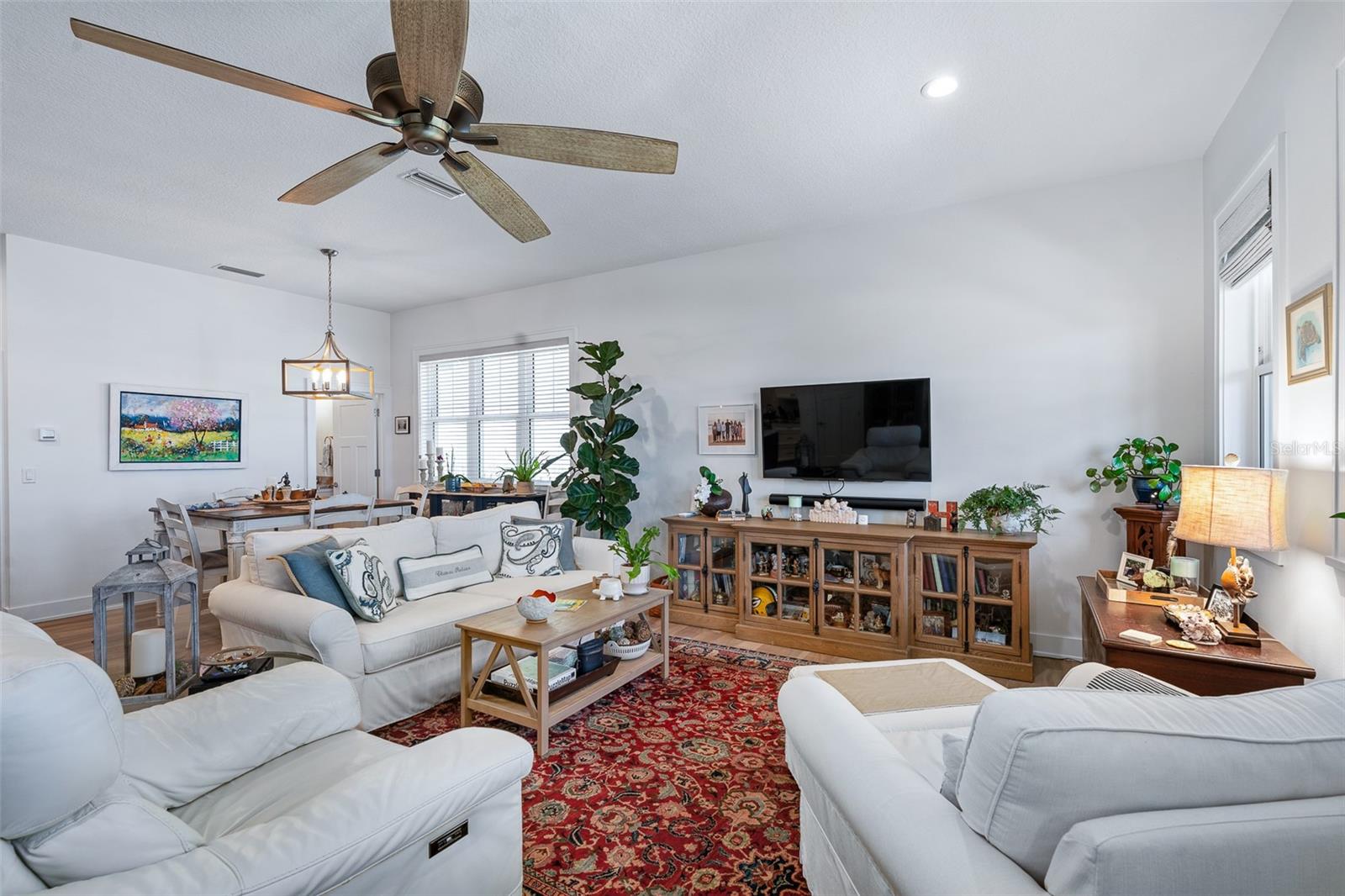 Listing photo id 4 for 1318 Riverside Drive