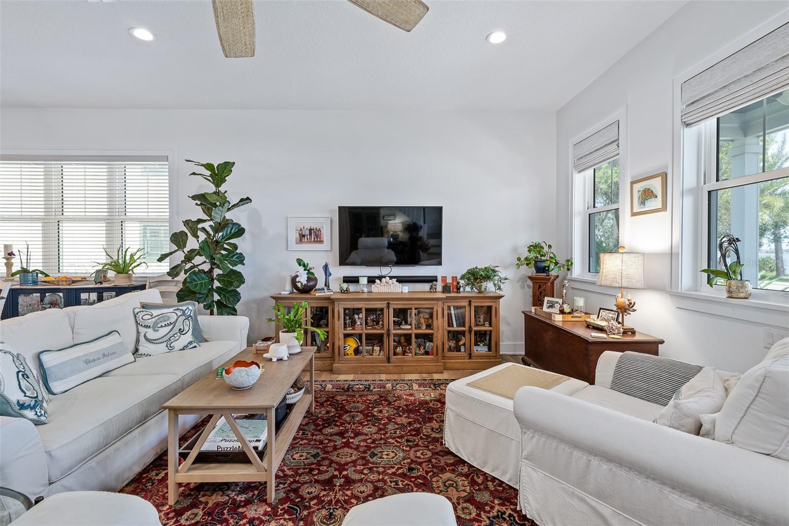 Listing photo id 5 for 1318 Riverside Drive