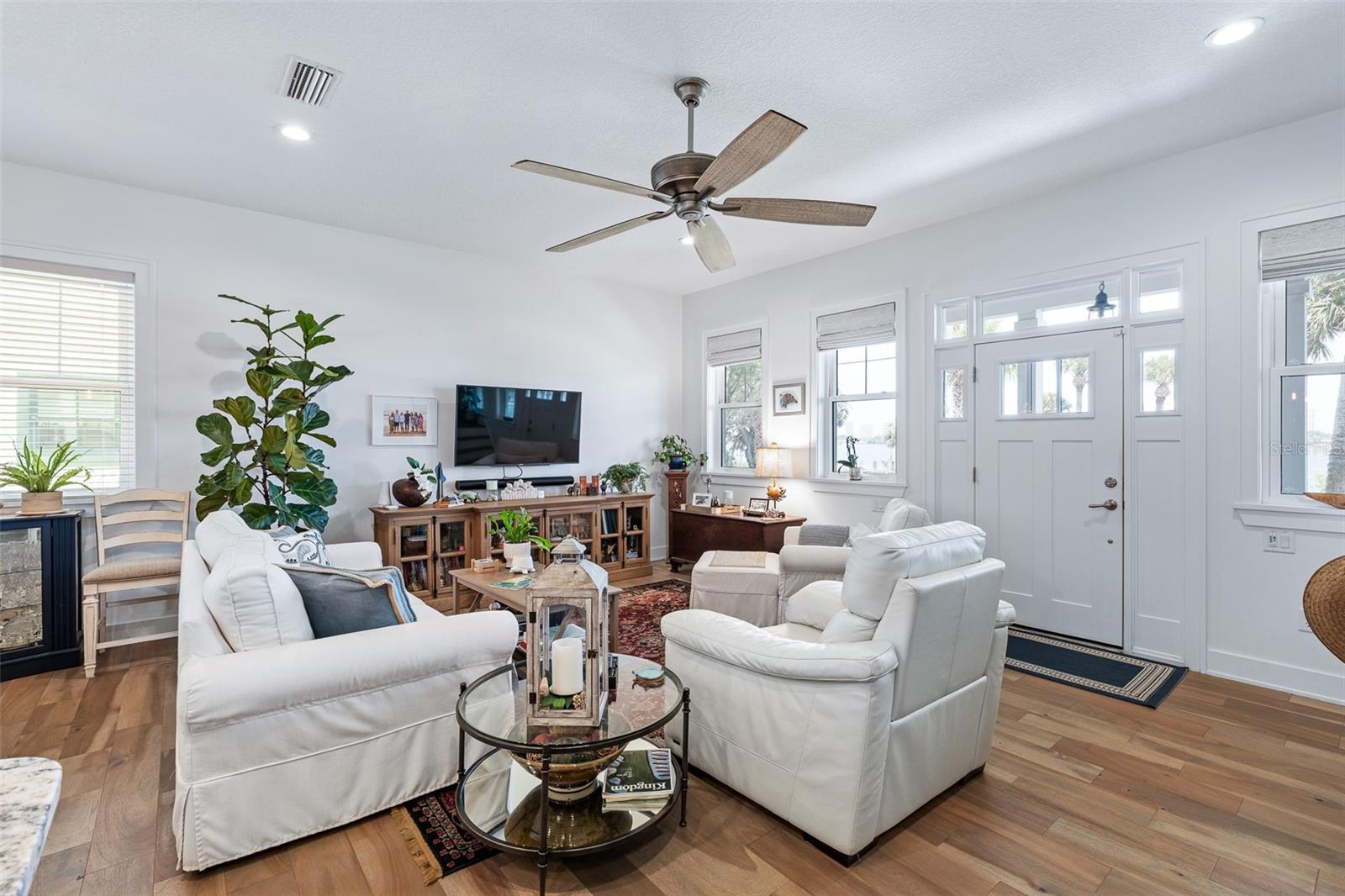 Listing photo id 6 for 1318 Riverside Drive