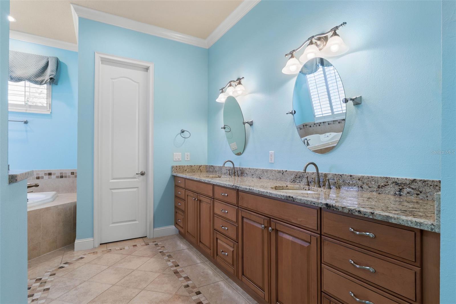Image 41 of 100 For 30 Oak View Circle E