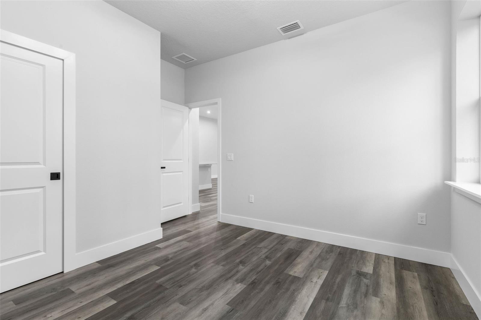 Image 32 of 41 For 76 Rickenbacker Drive