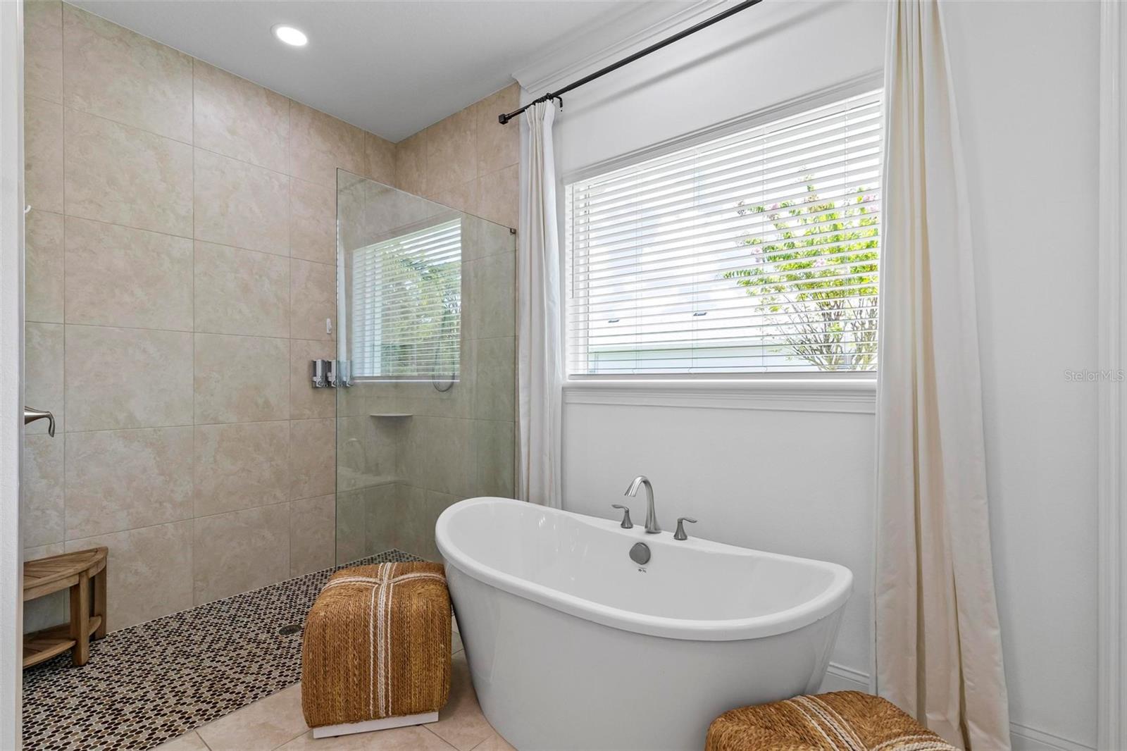 Image 33 of 91 For 215 Willow Oak Way