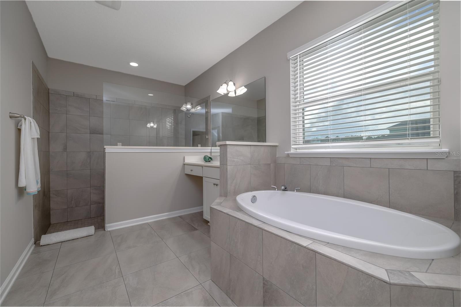 Image 22 of 41 For 32 Ashford Lakes Drive