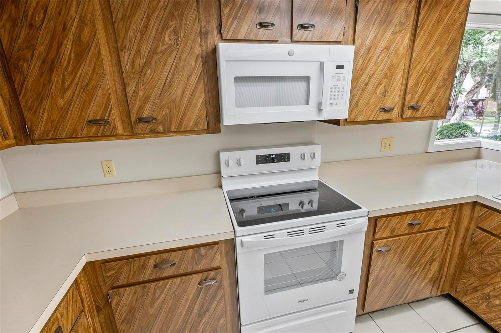 Image 17 of 44 For 14 Oakmont Court 14