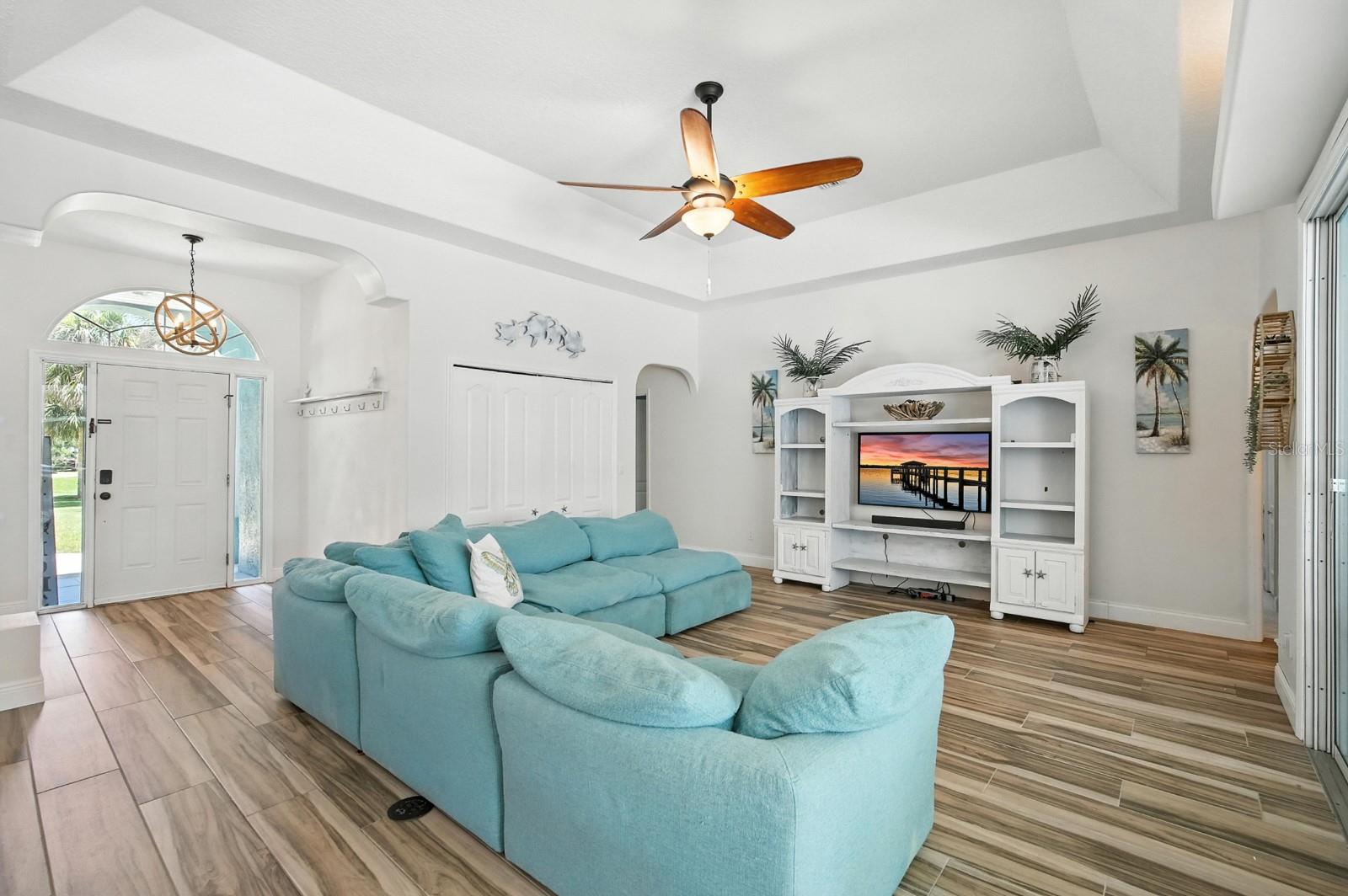 Image 11 of 57 For 905 Lambert Avenue