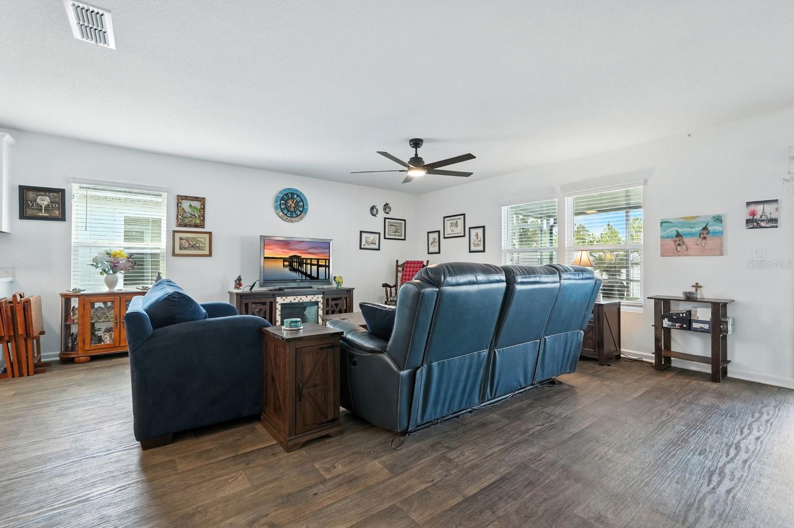 Image 11 of 65 For 21 Summerwood Road S