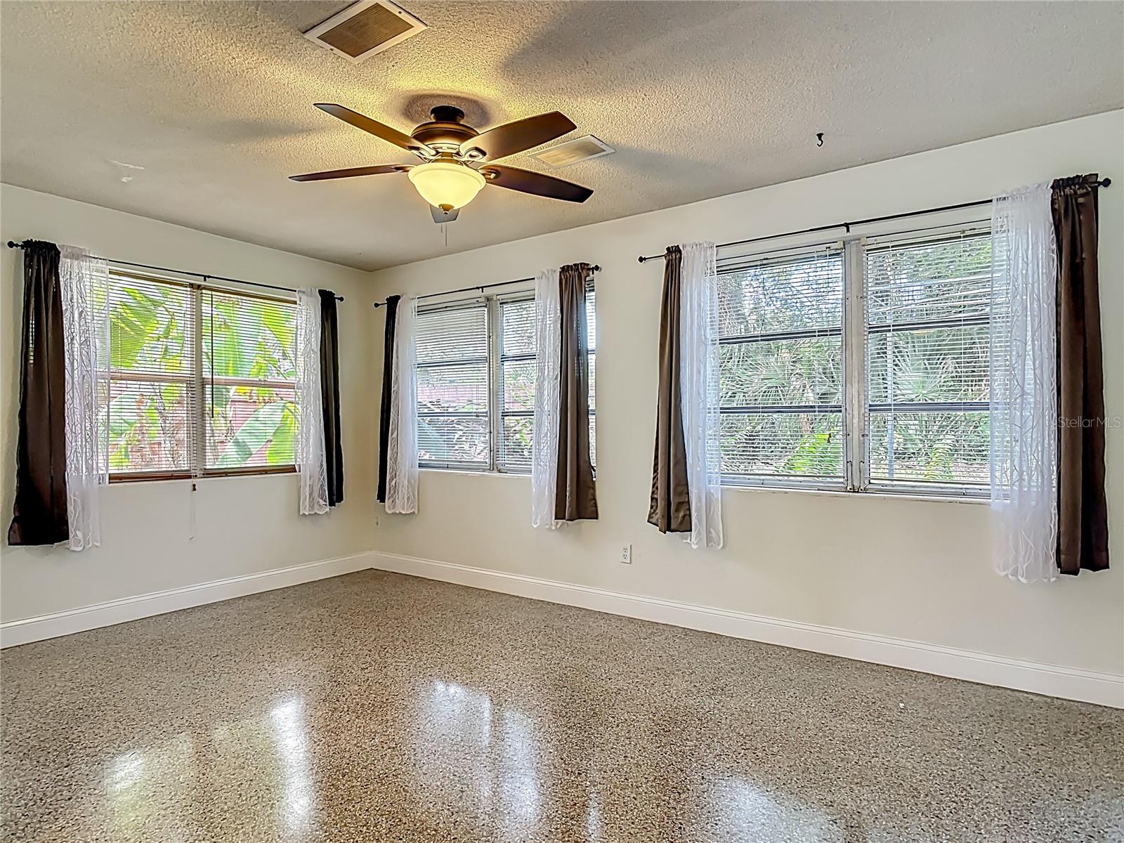 Image 13 of 38 For 213 Lynnhurst Drive