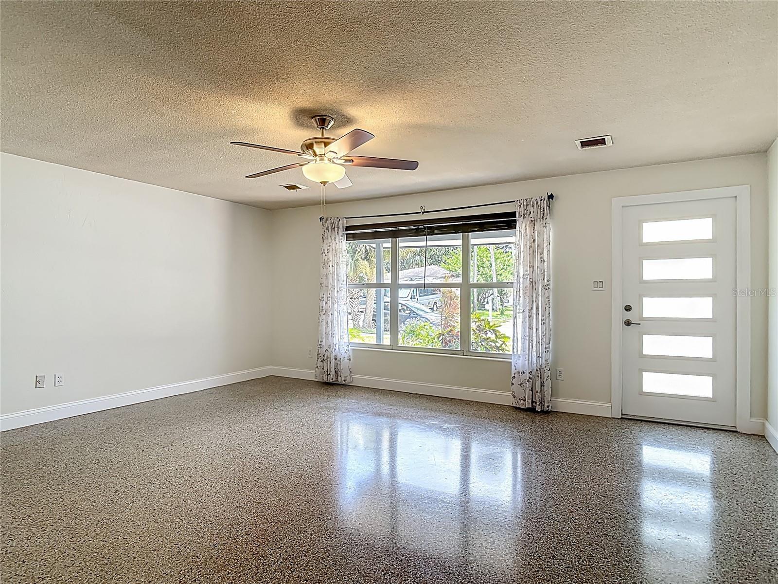 Image 19 of 38 For 213 Lynnhurst Drive