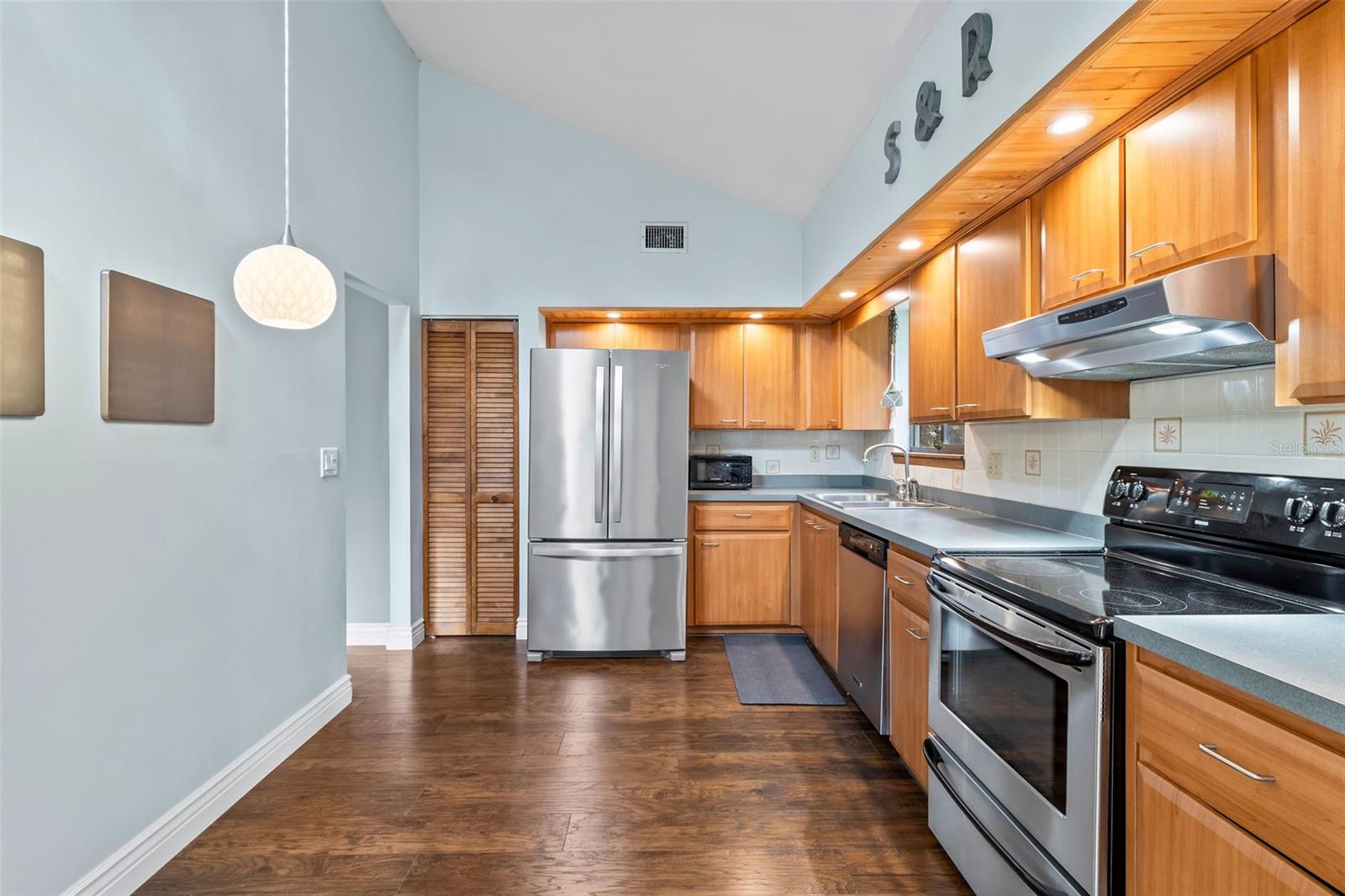 Image 16 of 72 For 291 Millview Court