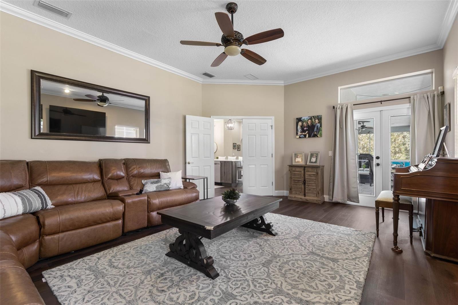 Image 33 of 51 For 21 Lakeside Place W