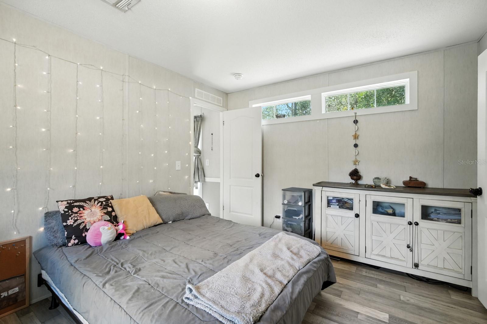 Image 18 of 27 For 1141 Donovan Avenue