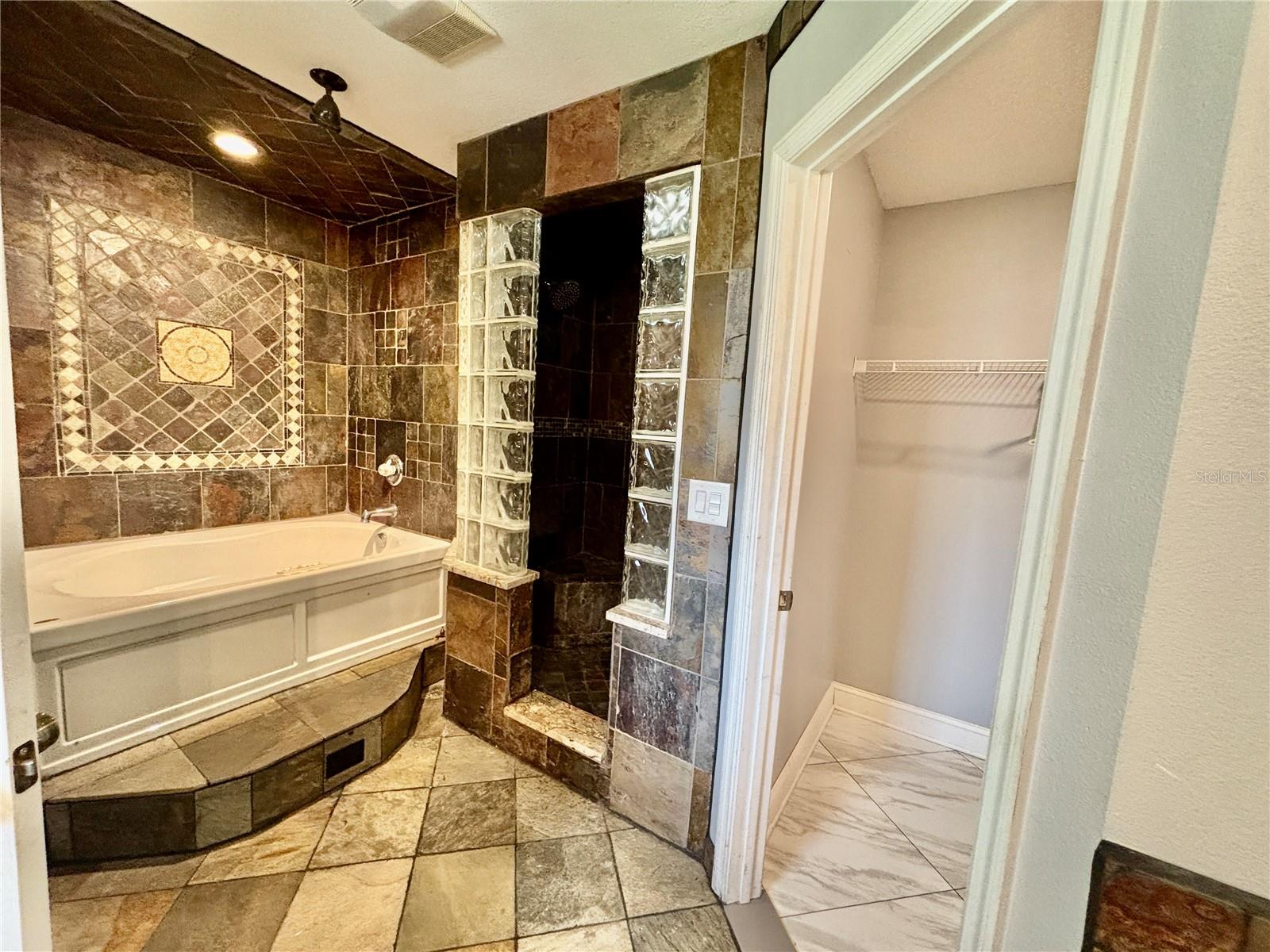 Image 19 of 40 For 12 Regency Drive