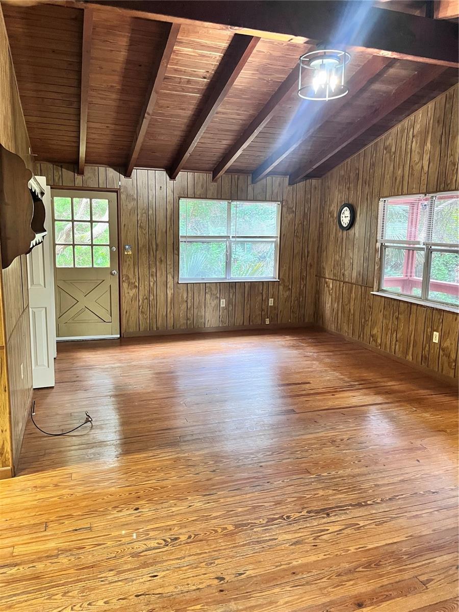 Image 4 of 6 For 2027 Daytona Avenue