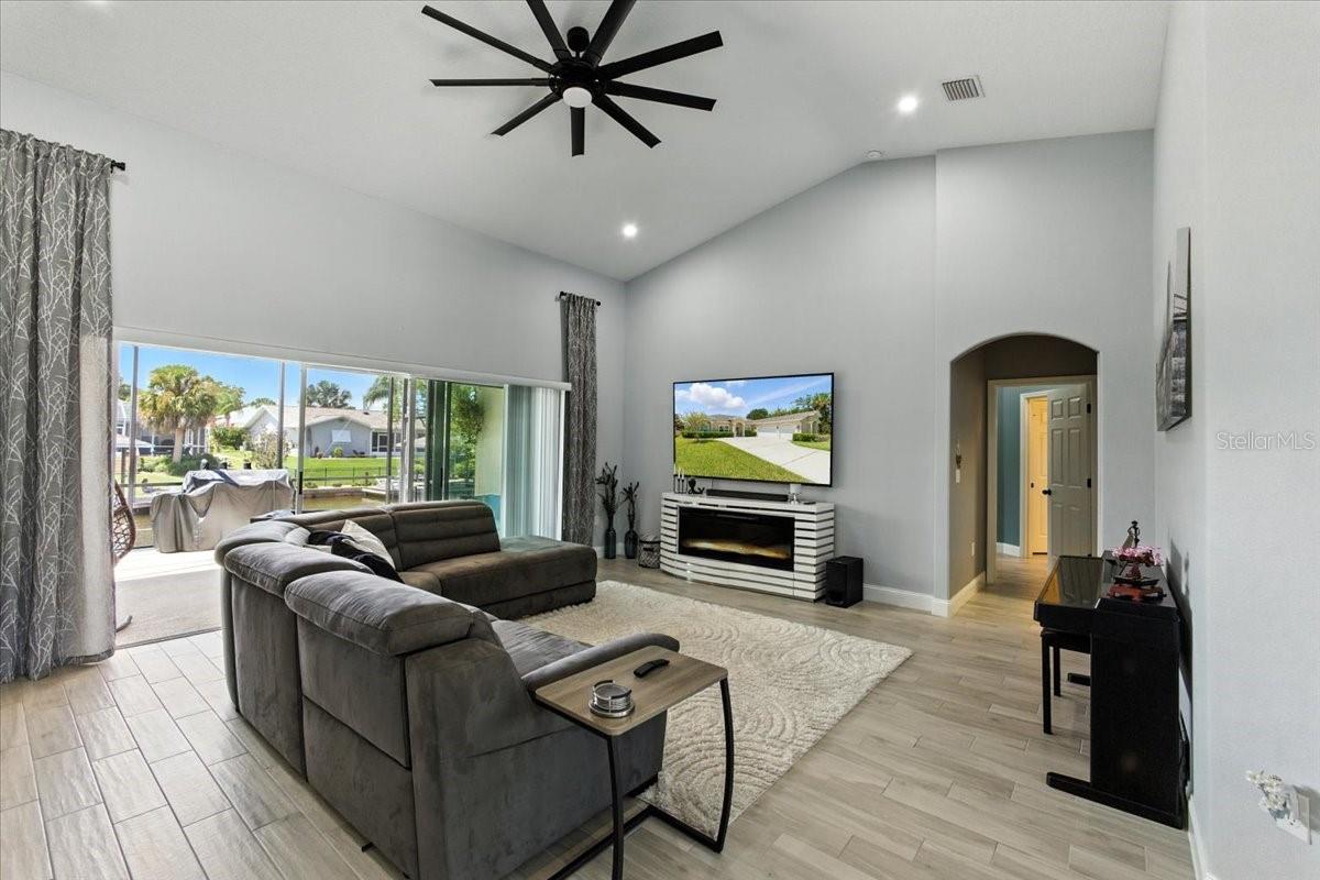 Image 11 of 52 For 27 Collingdale Court