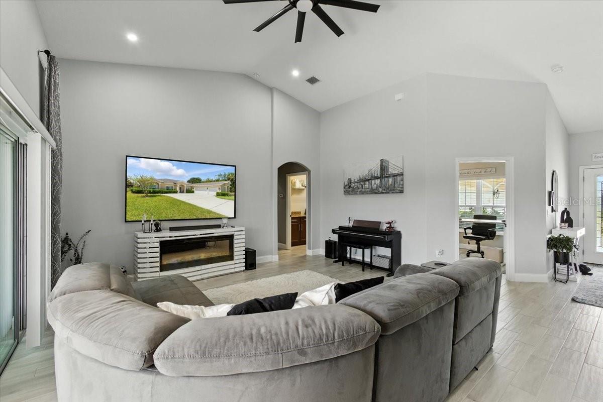 Image 12 of 52 For 27 Collingdale Court