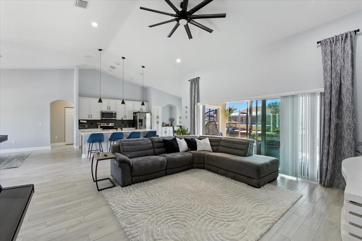 Image 13 of 52 For 27 Collingdale Court