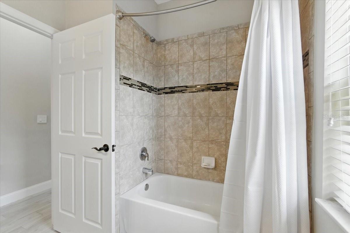 Image 35 of 52 For 27 Collingdale Court