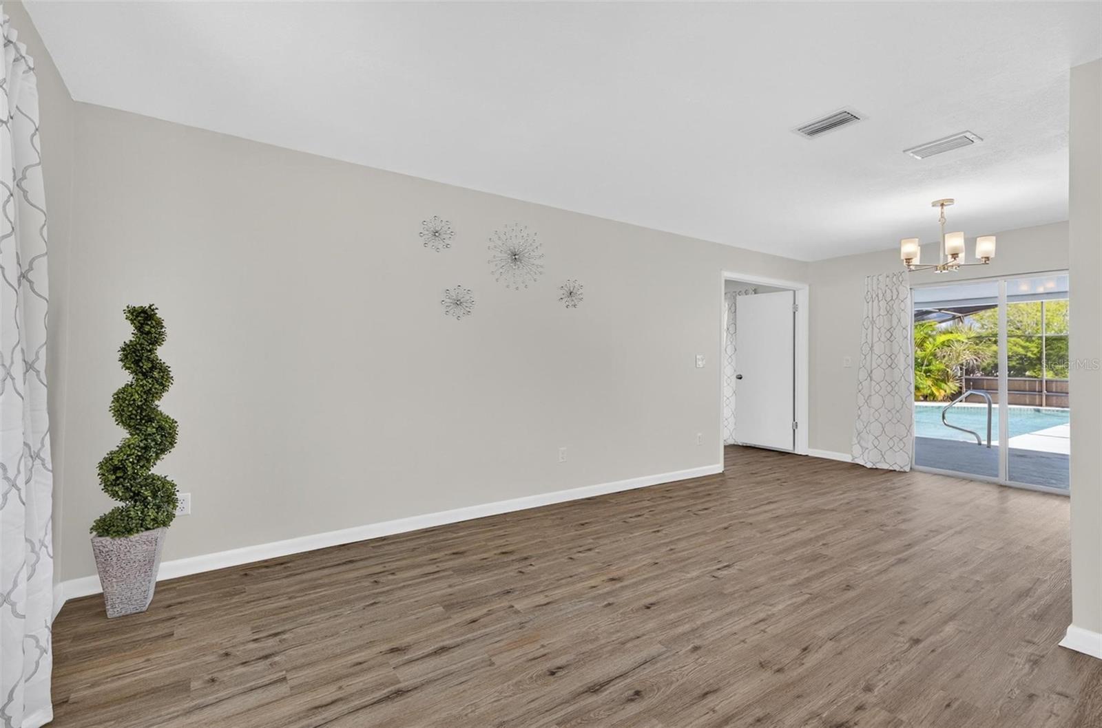 Image 15 of 95 For 1 Claridge Court S