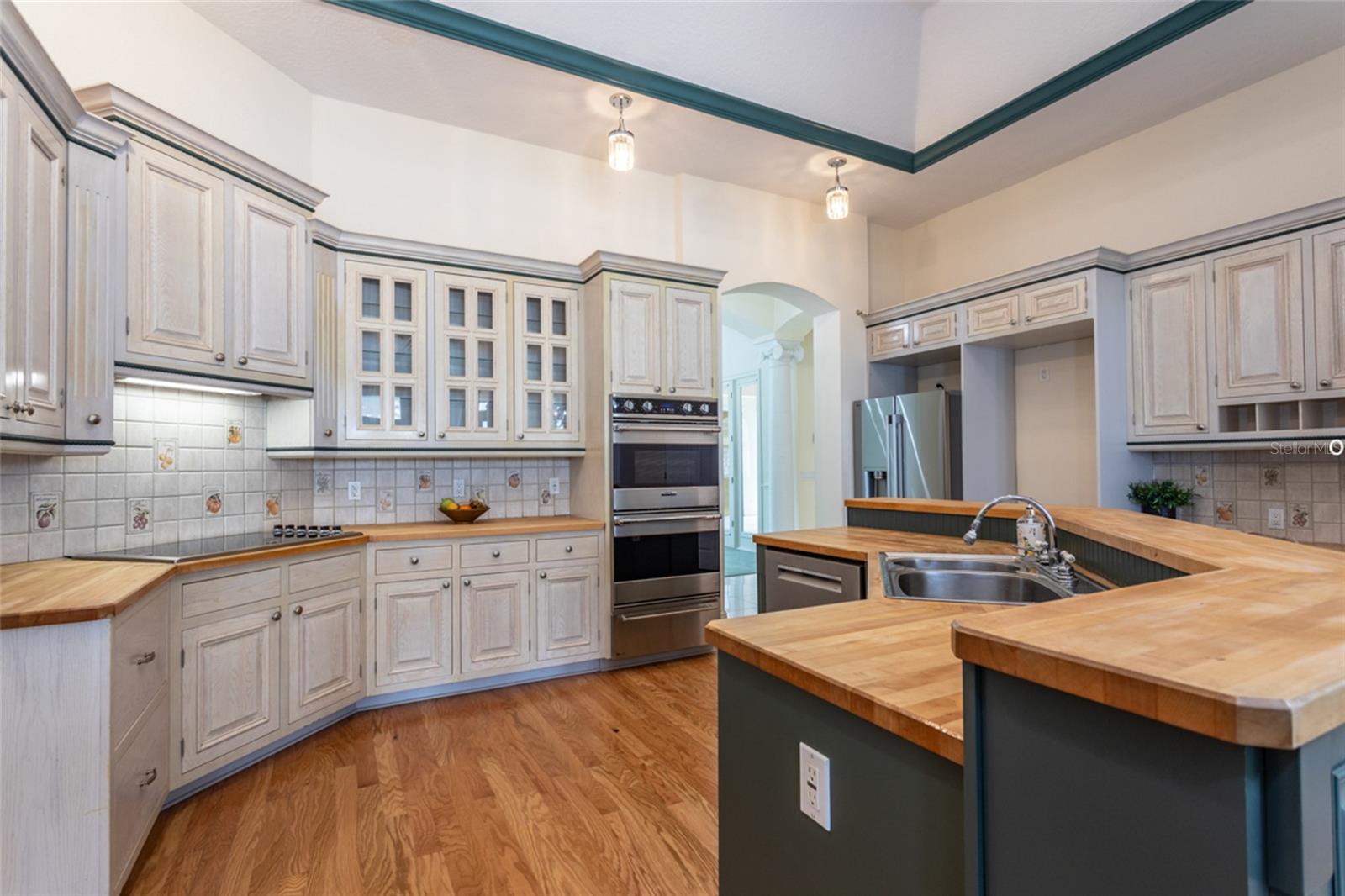 Image 11 of 43 For 660 Lambert Avenue
