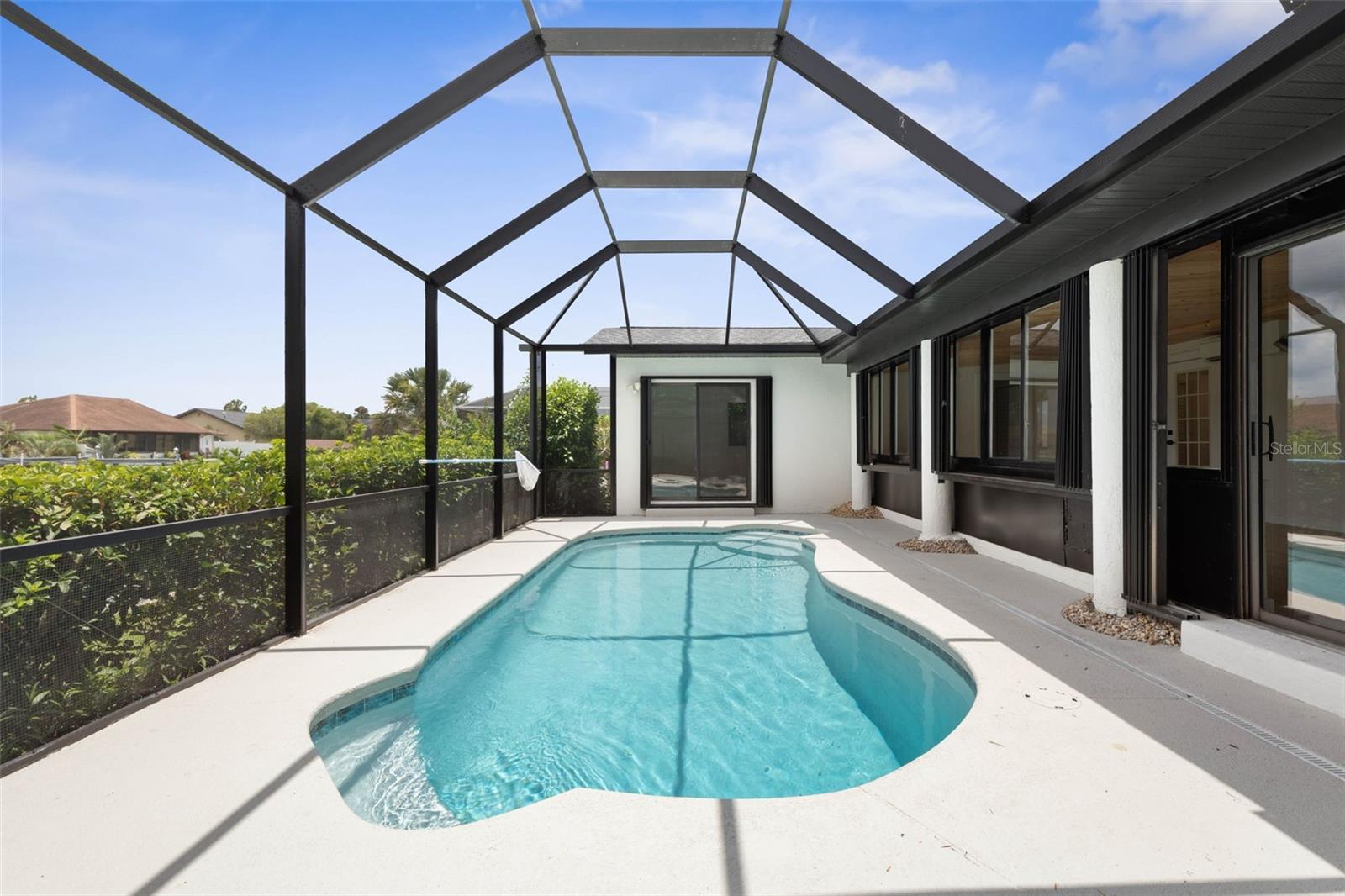 Image 11 of 58 For 13 Clarendon Court S